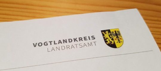 Bild zeigt eine Ecke des Briefkopfes des Landratsamts Vogtlandkreis