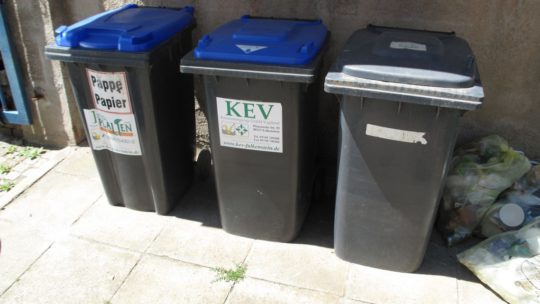 Drei unterschiedliche vogtländische Mülltonnen und gelbe Säcke
